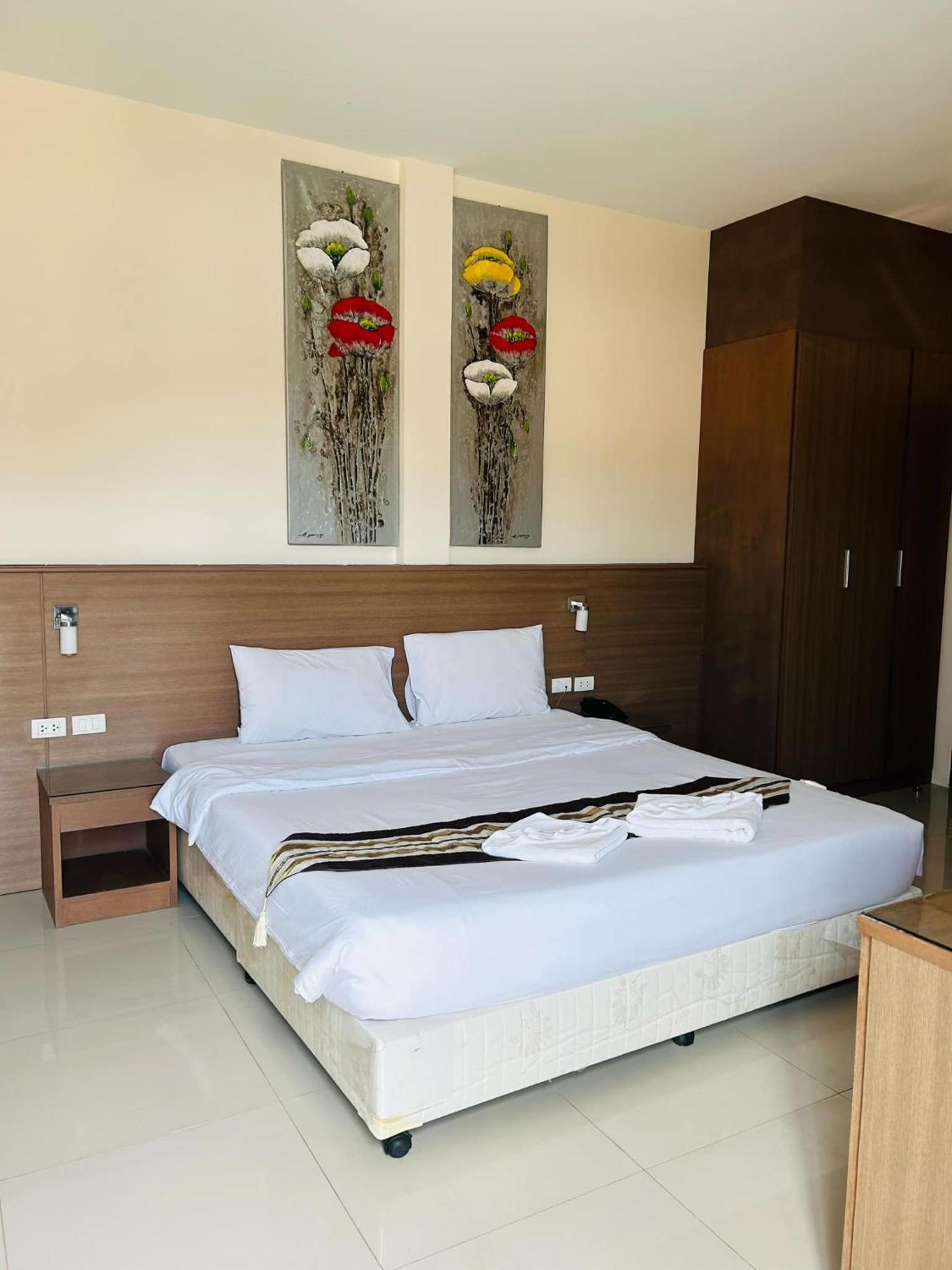 Royal Waves Hotel Patong Extérieur photo