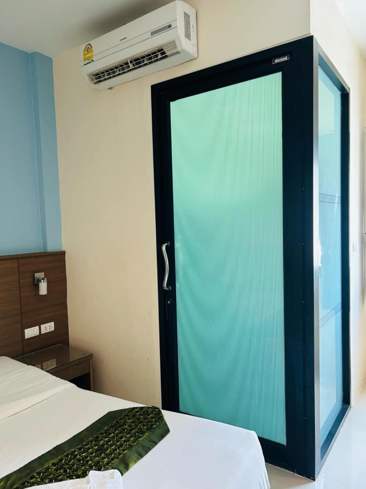 Royal Waves Hotel Patong Extérieur photo