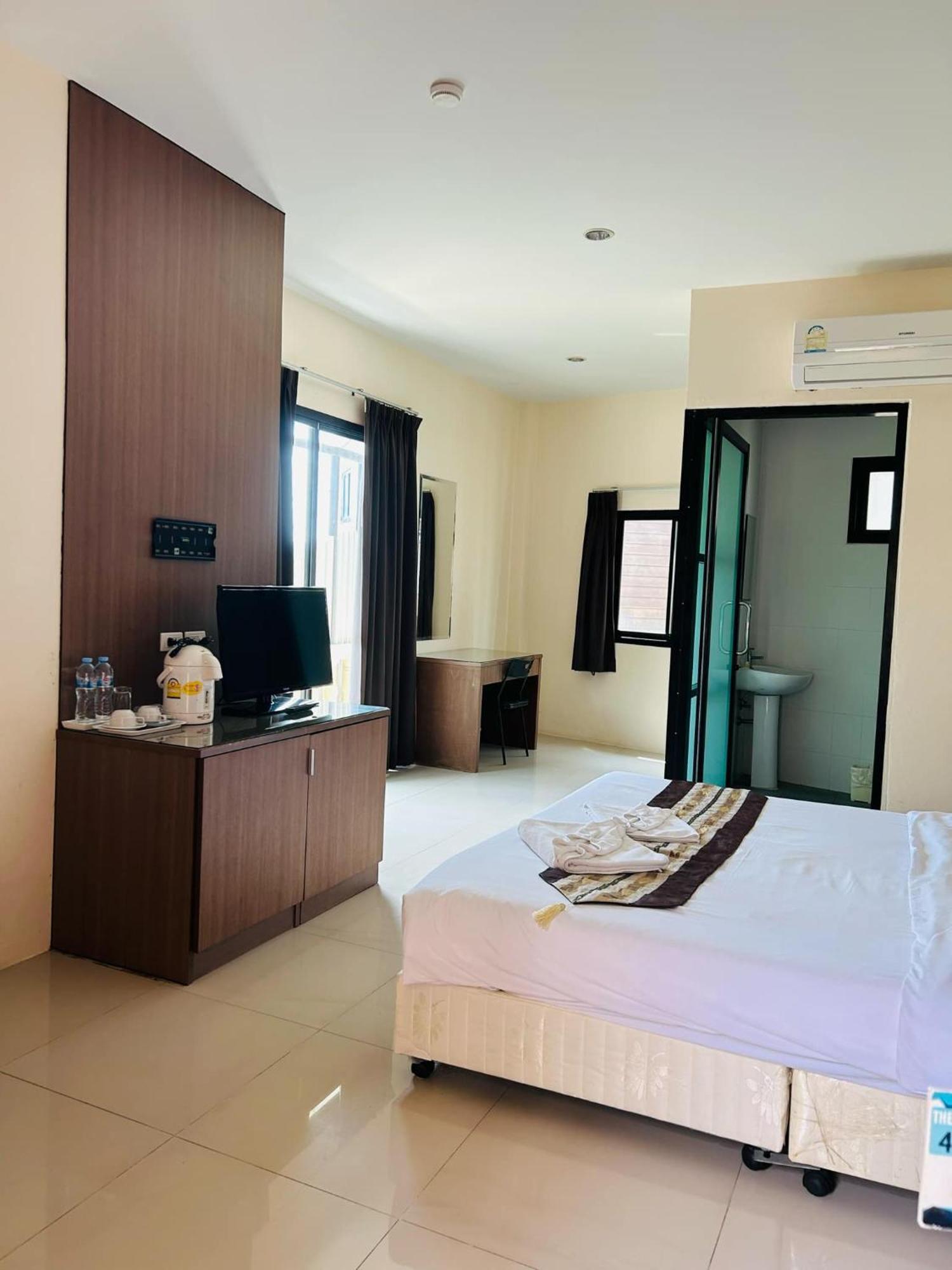 Royal Waves Hotel Patong Extérieur photo