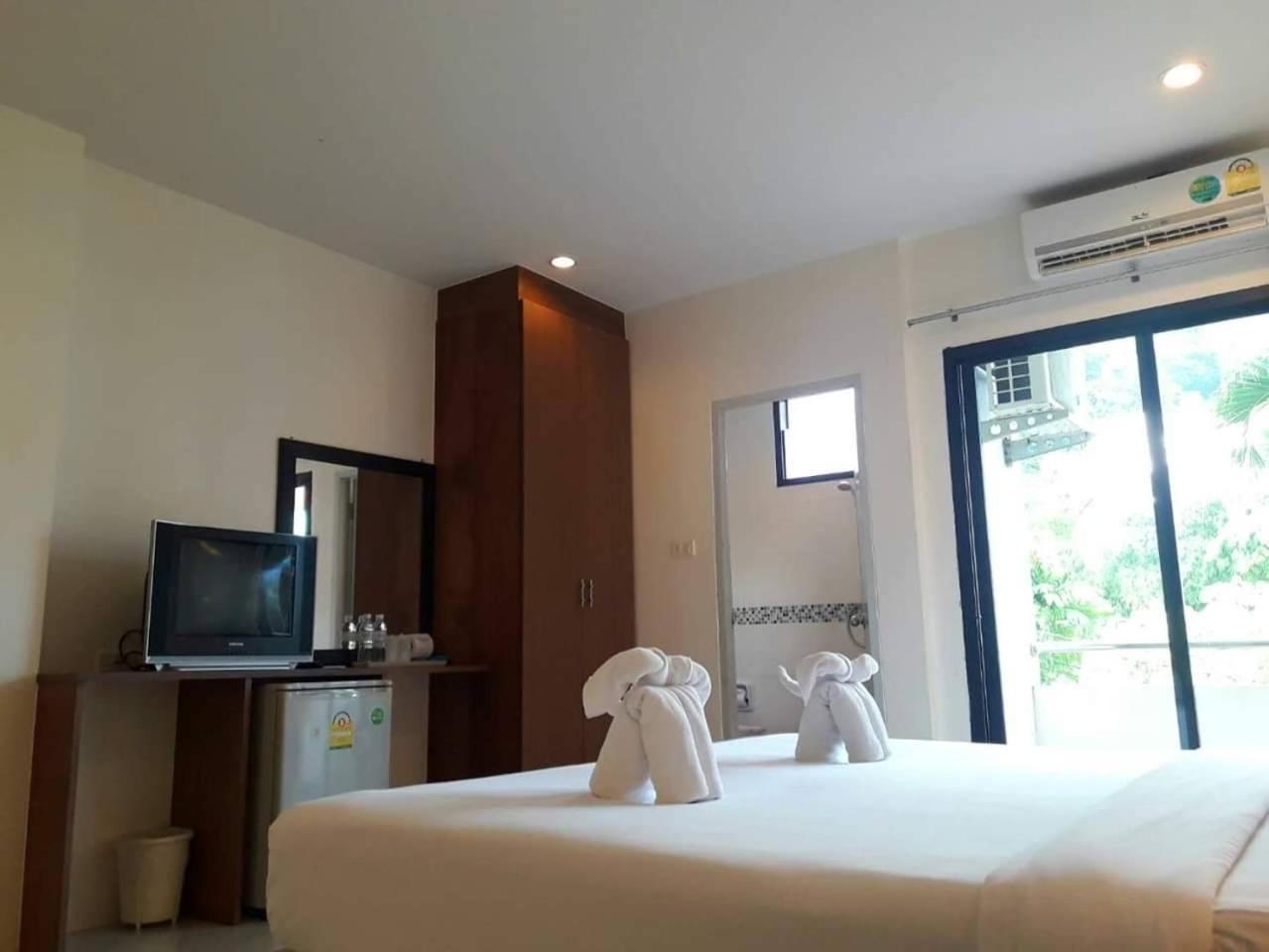 Royal Waves Hotel Patong Extérieur photo