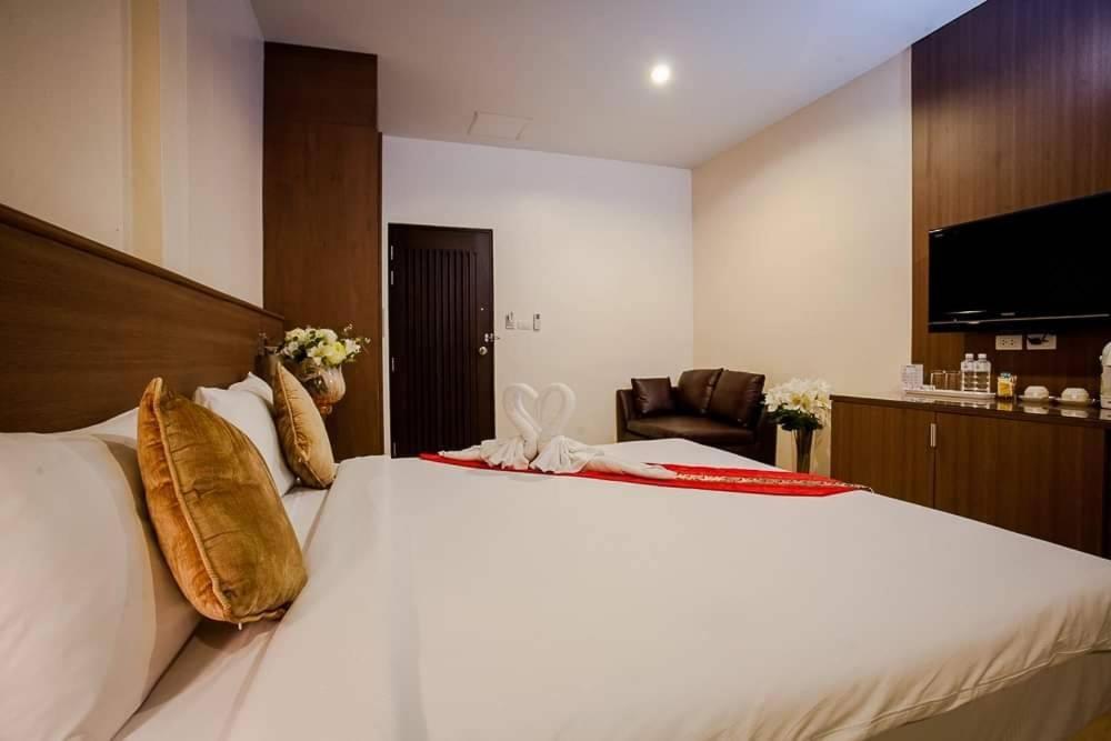 Royal Waves Hotel Patong Extérieur photo