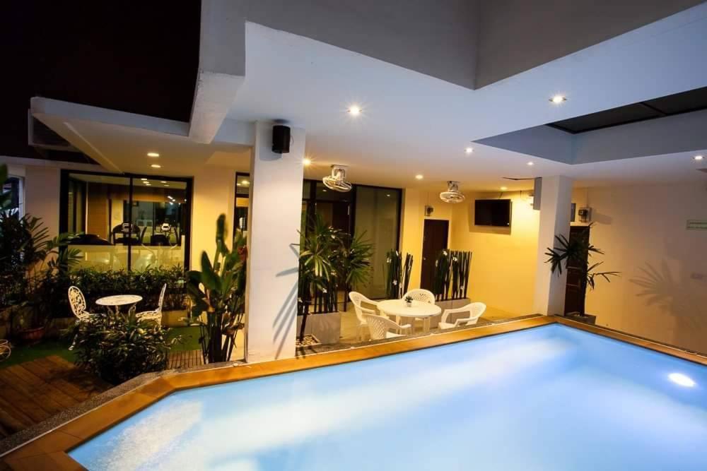 Royal Waves Hotel Patong Extérieur photo